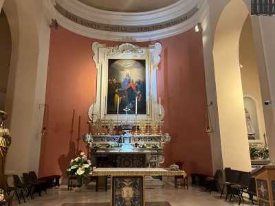 Varchiamo ora la soglia del tempio per andare ad ammirarne l�interno. In fondo si trova l'altare in pietra levigata...